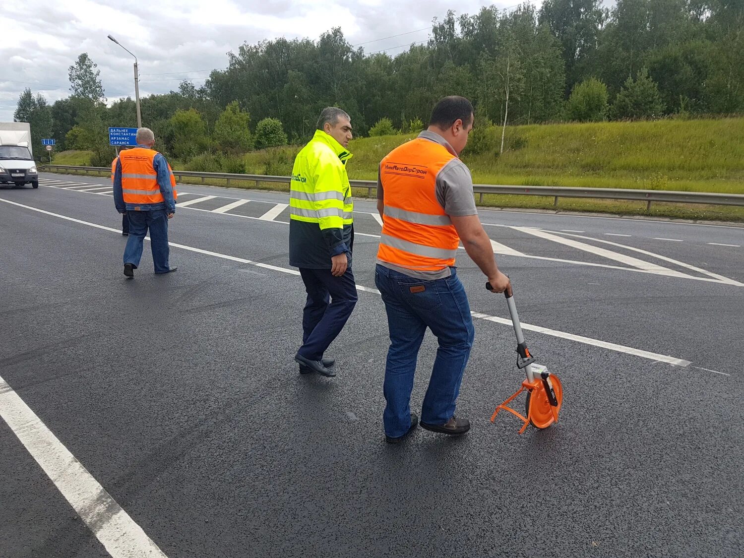 Проверка качества дорог. Приемка дороги. Ремонт дороги. Дорога на работу. Ремонтные работы на дороге.