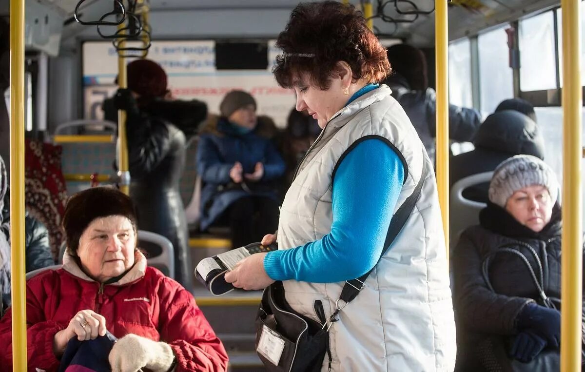 Проезд пенсионеров в спб в 2024 году. Пенсионеры в общественном транспорте. Пенсионеры в автобусе. Пожилые люди в общественном транспорте. Автобус льготы.