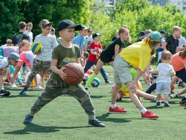 Спортивный фестиваль для подростков. День здоровья на стадионе. Соревнования мама папа я спортивная семья. Спортивные эстафеты для детей. Спортивный праздник хороший.