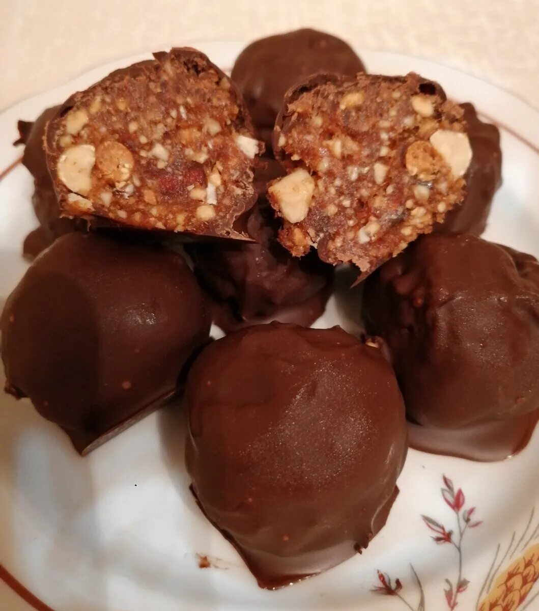 конфеты детям. диетические конфеты из сухофруктов. диетические конфеты. конфеты из орехов. ирис конфеты.