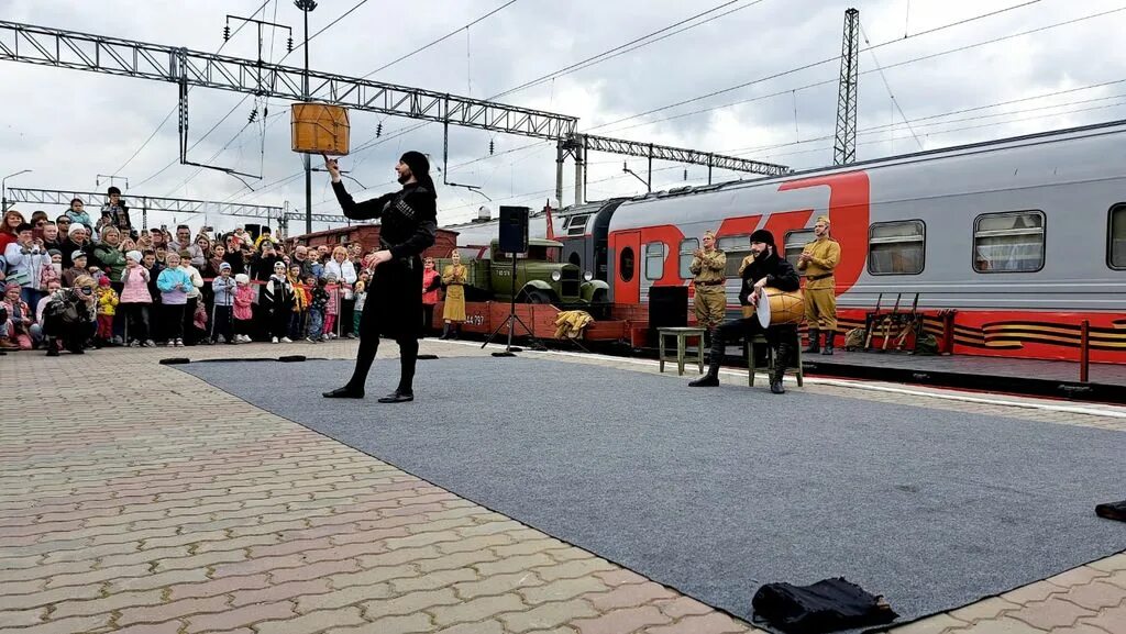 Вокзал. Ретро поезд. Поезд на вокзале. Поезд Победы. Поезд победы 2024 минеральные воды