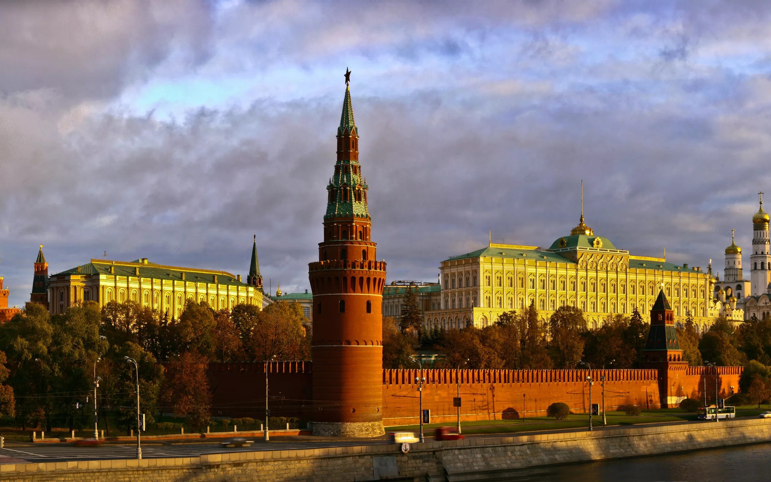 Московский Кремль Moscow Kremlin. Московский Кремль – самая большая в мире Средневековая крепость.. Кремлевский ансамбль в Москве.