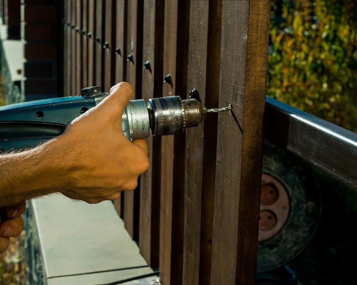 Забор держит воду. Крепления для деревянного забора. Деревянный забор крепеж. Установщик заборов. Шурупы для деревянного забора.