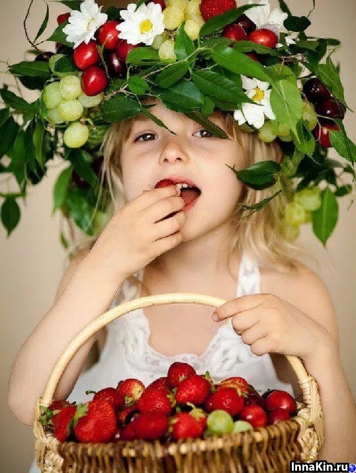 Ягодка ест ягодку. Девушка с ягодами. Дети ягоды лето. Девочка с фруктами. Фрукты для детей.