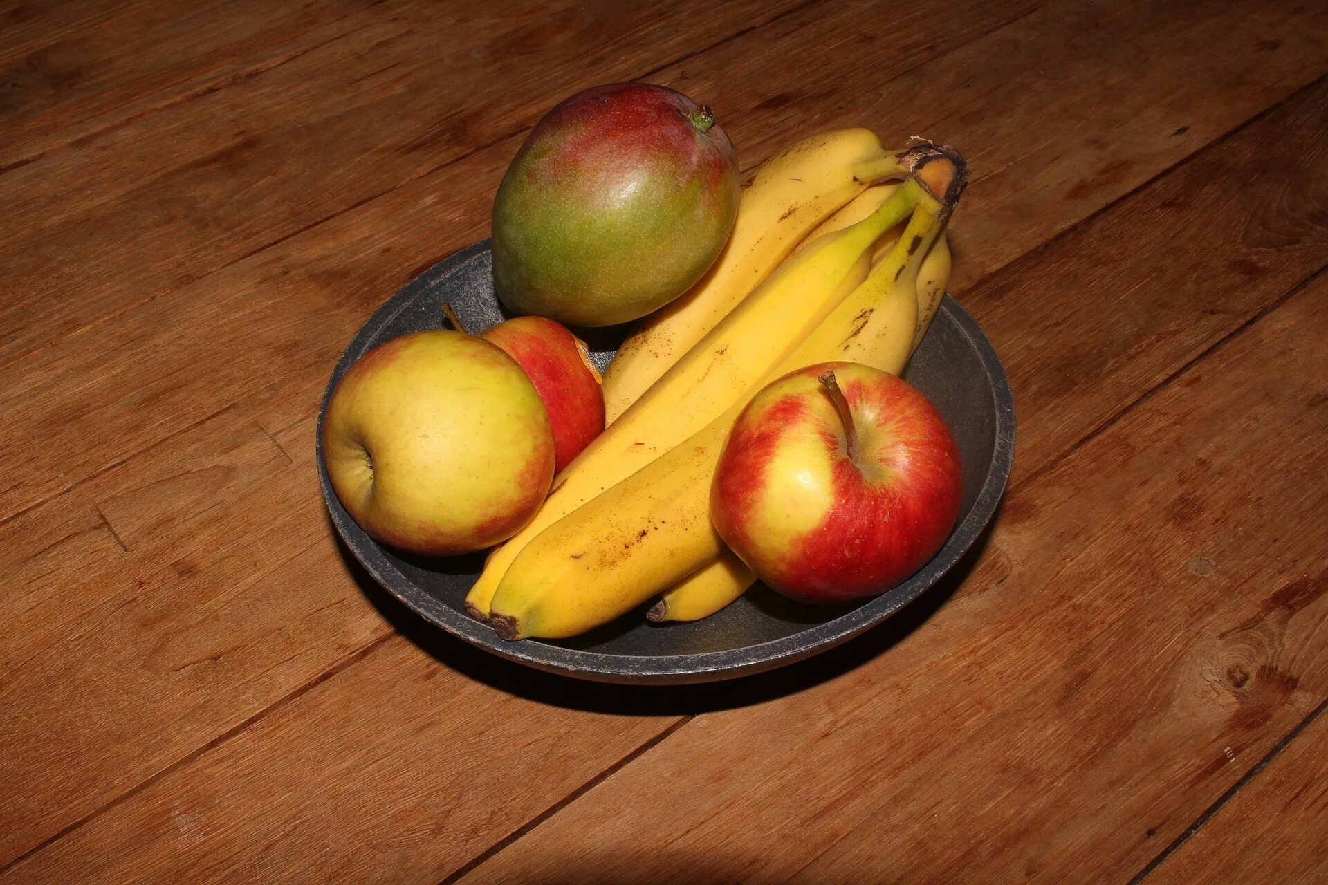 I like bananas apples. Яблоки и бананы. Яблоко груша банан. Натюрморт с бананами. Яблоко и банан на столе.