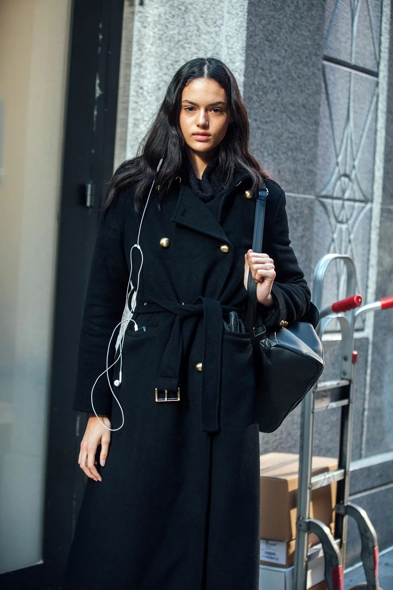 F w 18. Черное пальто Linda Rodin Street Style. Чёрное пальто женское. Длинное черное пальто. Стиль с черным пальто.