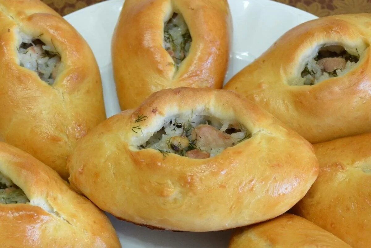 Расстегай с мясом рецепт из дрожжевого теста. Расстегай. пирожки с рыбой. расстегай с рыбой. пирожки расстегаи с рыбой.