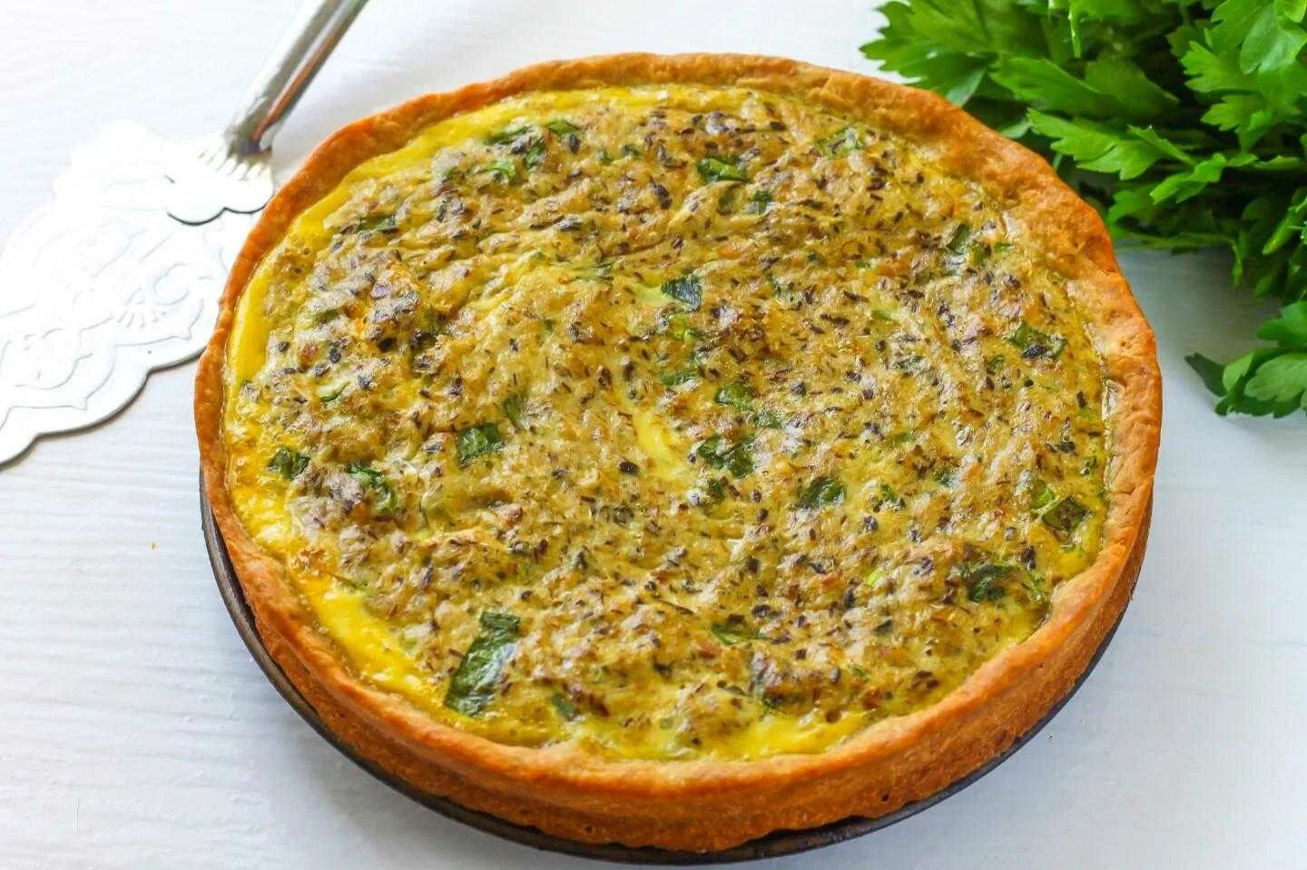 Заливной пирог с консервами в духовке. Пирог с рыбными консервами. открытый пирог с консервой. рыбный пирог из консервов. открытый пирог с консервой рыбной.