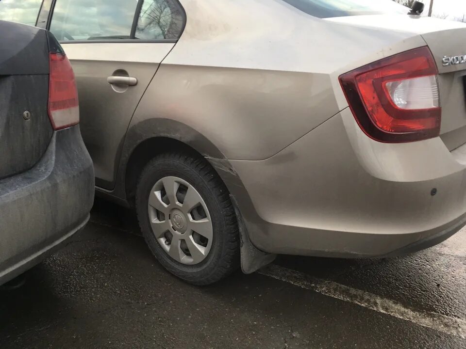 Разбитая черная шкода рапид. Skoda rapid дтп. Шкода рапид 2021 авария. Битая шкода октавия а7. Шкода рапид авария белая 983.