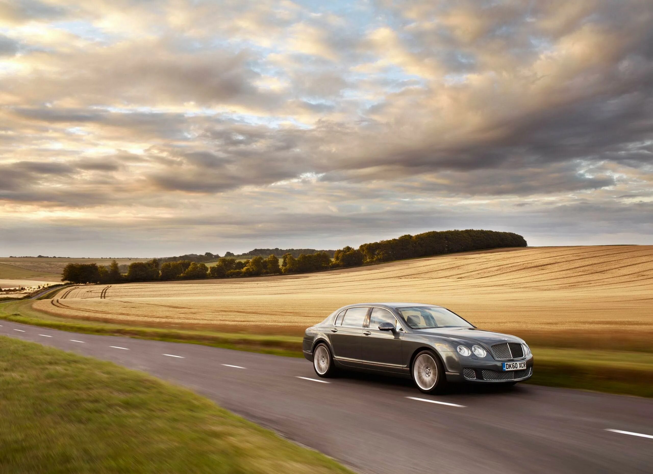 Бентли грей. Бентли Континенталь Флаинг Спур. Bentley Flying Spur 2005. Bentley Continental Flying Spur 2011. Бентли пейзаж.