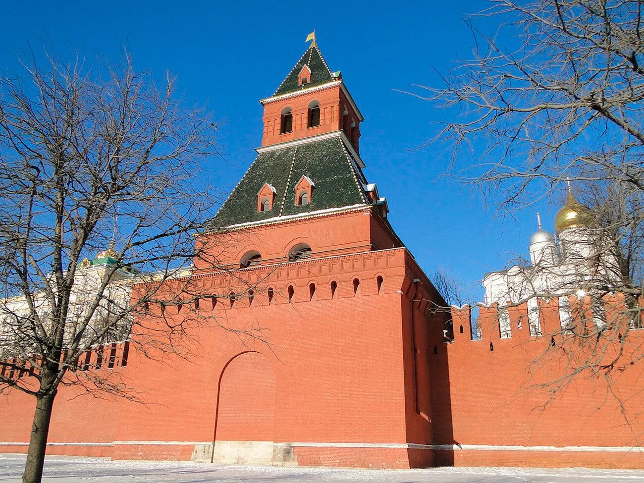 Башни Кремля Тайницкая башня. Московский Кремль башни Кремля Тайницкая. Тайнинская башня в Кремле. Тайницкая башня Московского Кремля 1485. Какая 1 башня кремля