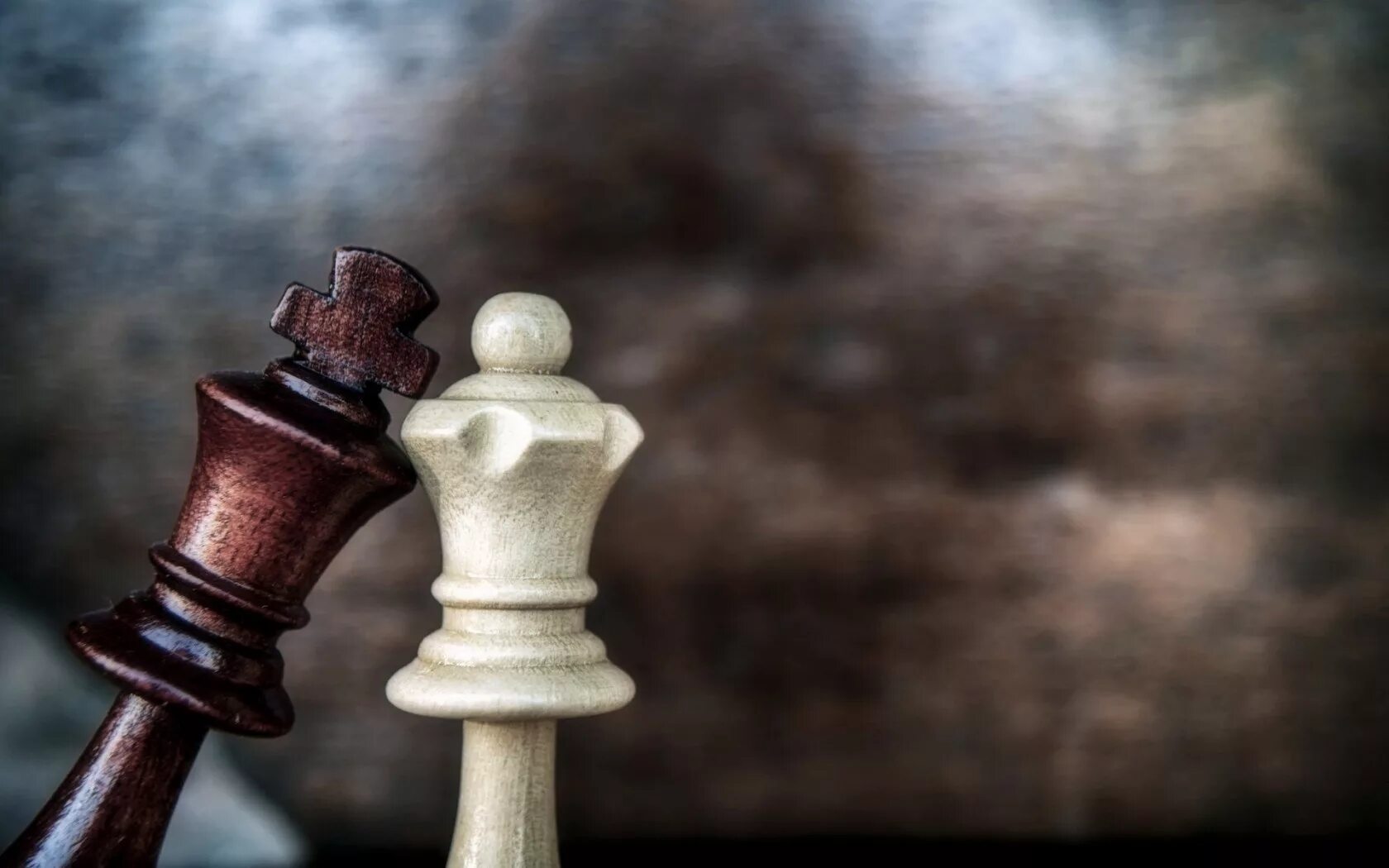 Философские игры. Королева в шахматах. Ферзь и Король. Шахматный Король фон. Шахматы любовь.
