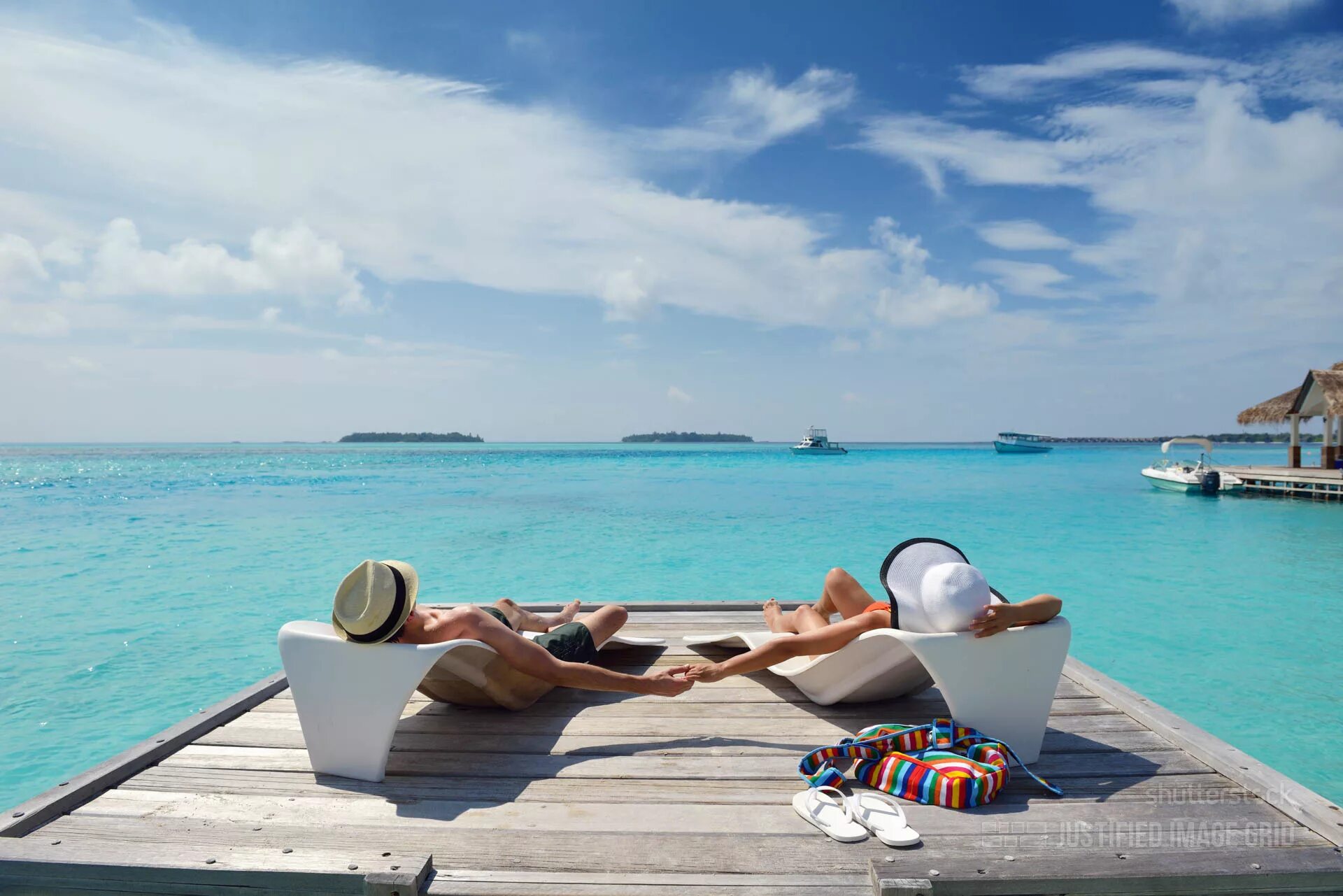 Крутой отдых. Отпуск у моря. Мальдивы любовь. Пара на шезлонге у моря. Человек на лежаке на пляже.