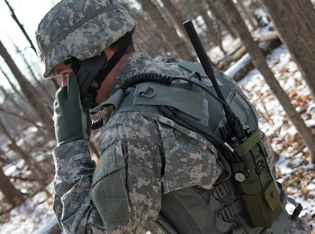 Soldiers radio. Солдат с радиостанцией. Солдат связи. Связист пехотинцы. Русские военные радиостанции.