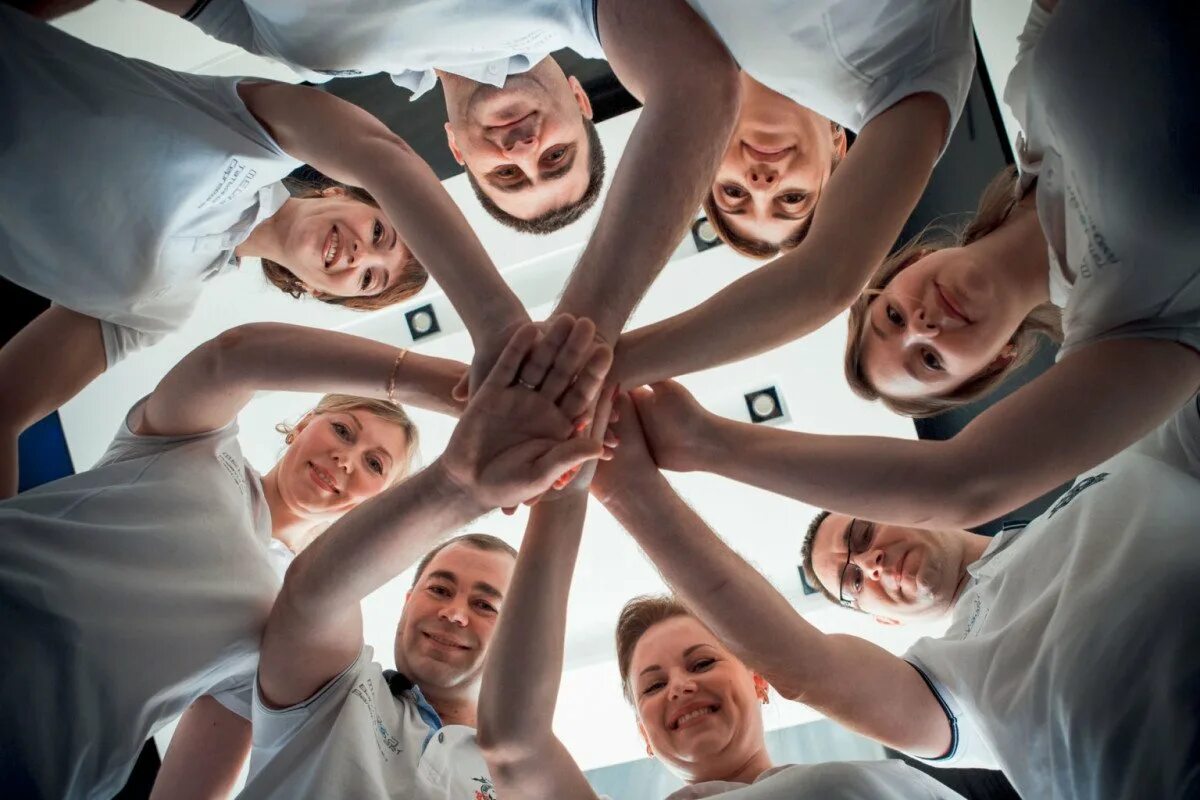 Восемь человек. Компания друзей смеется. Восемь человек. Десять человек. Восемь человек.