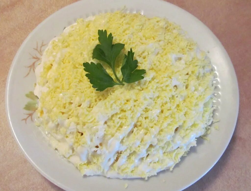 Салат печень трески с яйцами и сыром. Салат невеста с копченой курицей и плавленным. салат невеста с копченой курицей и плавленным сырком. салат нежность с плавленным сыром. салат с плавленным сыром и яйцом.
