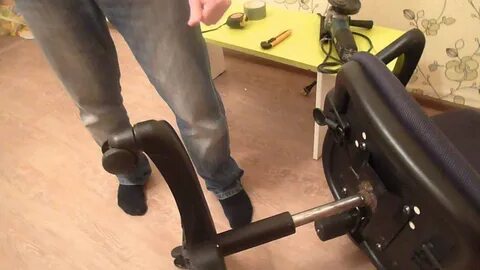 Офисный стул опускается вниз когда садишься