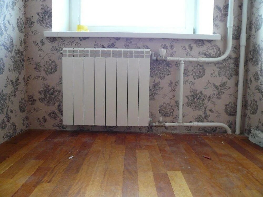 Старые трубы отопления в доме. Батареи в квартире. радиатор в квартире. отопление в квартире. меняем батареи отопления в квартире.