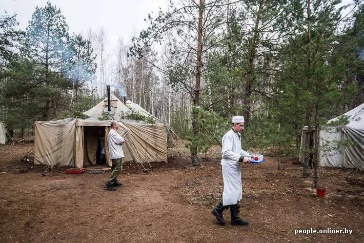 Армейский полевой лагерь палаточный. Полевой лагерь военнослужащих в белоруссии. Дегазационная душевая кабина ддк-2,5. Размещение войск в полевых условиях. Полевой лагерь армии рф.