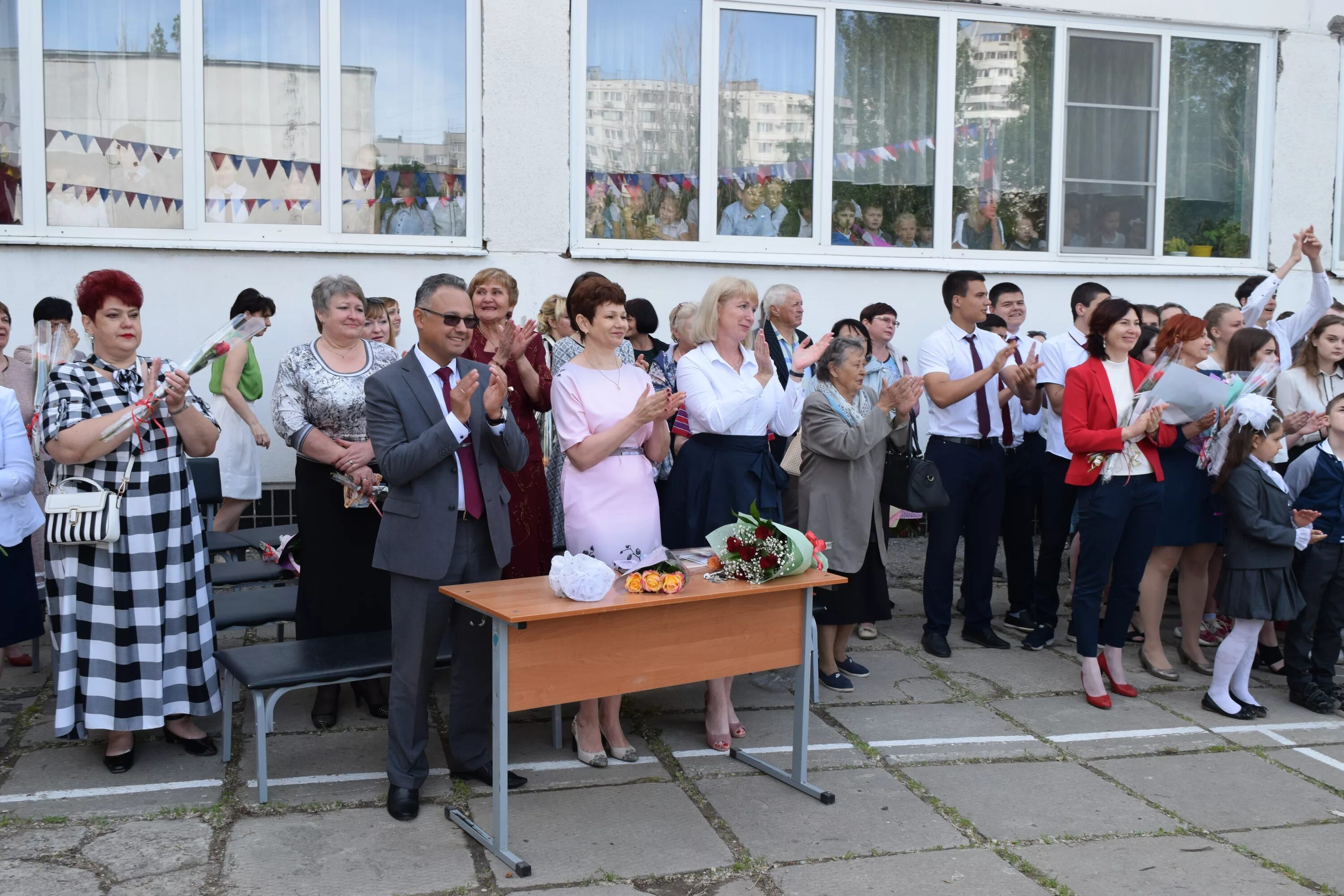 Новости волгограда школа. Школа 27 Волгоград. 81 Школа Волгоград. Директор 81 школы Волгоград. Выпускники МОУ СОШ 27 Волгоград.