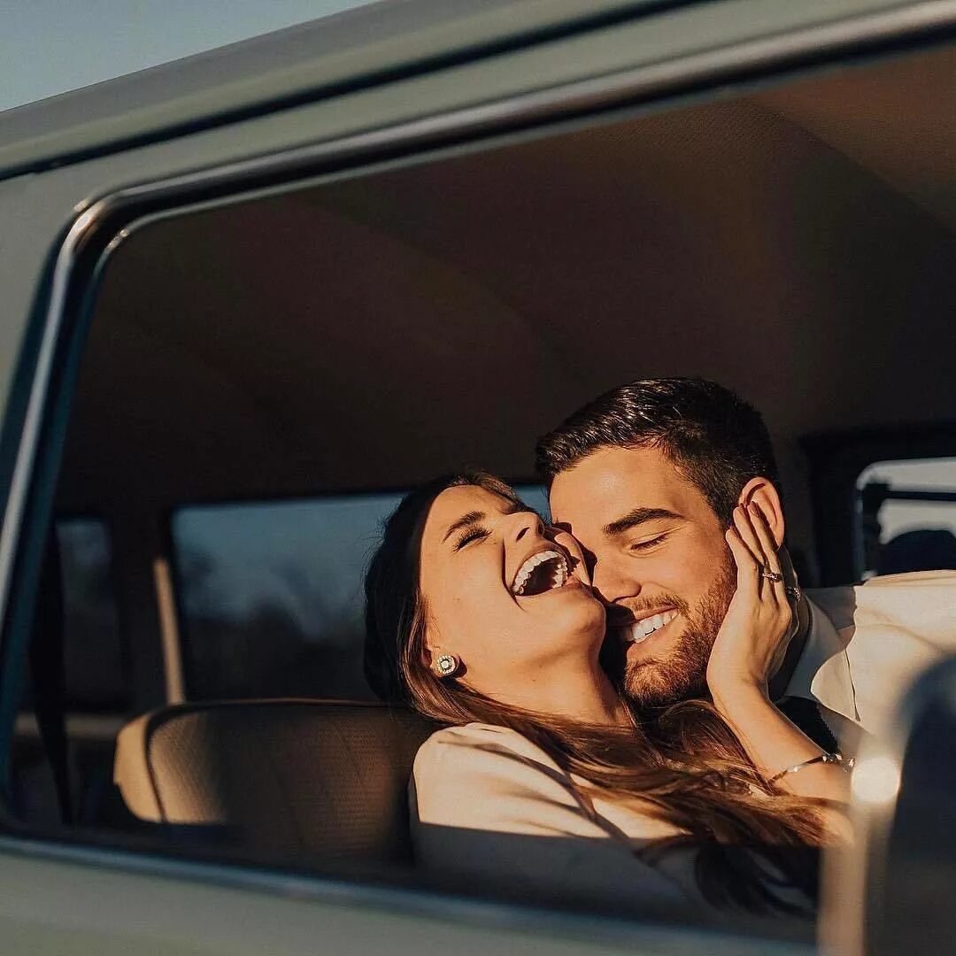 Девушка за рулём а парень рядом. Парень девушка авто ночь. Встреча в машине с девушкой. Парень и девушка в мащмне. Влюбленные в автомобилях.