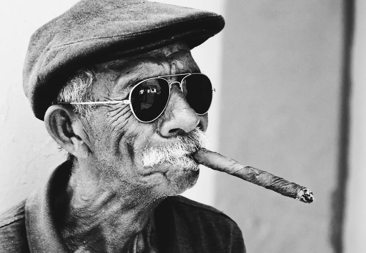 Кепка сигарета. Старик с сигарой. Дед с сигаретой. Мужик с сигарой. Дедушка с сигарой.