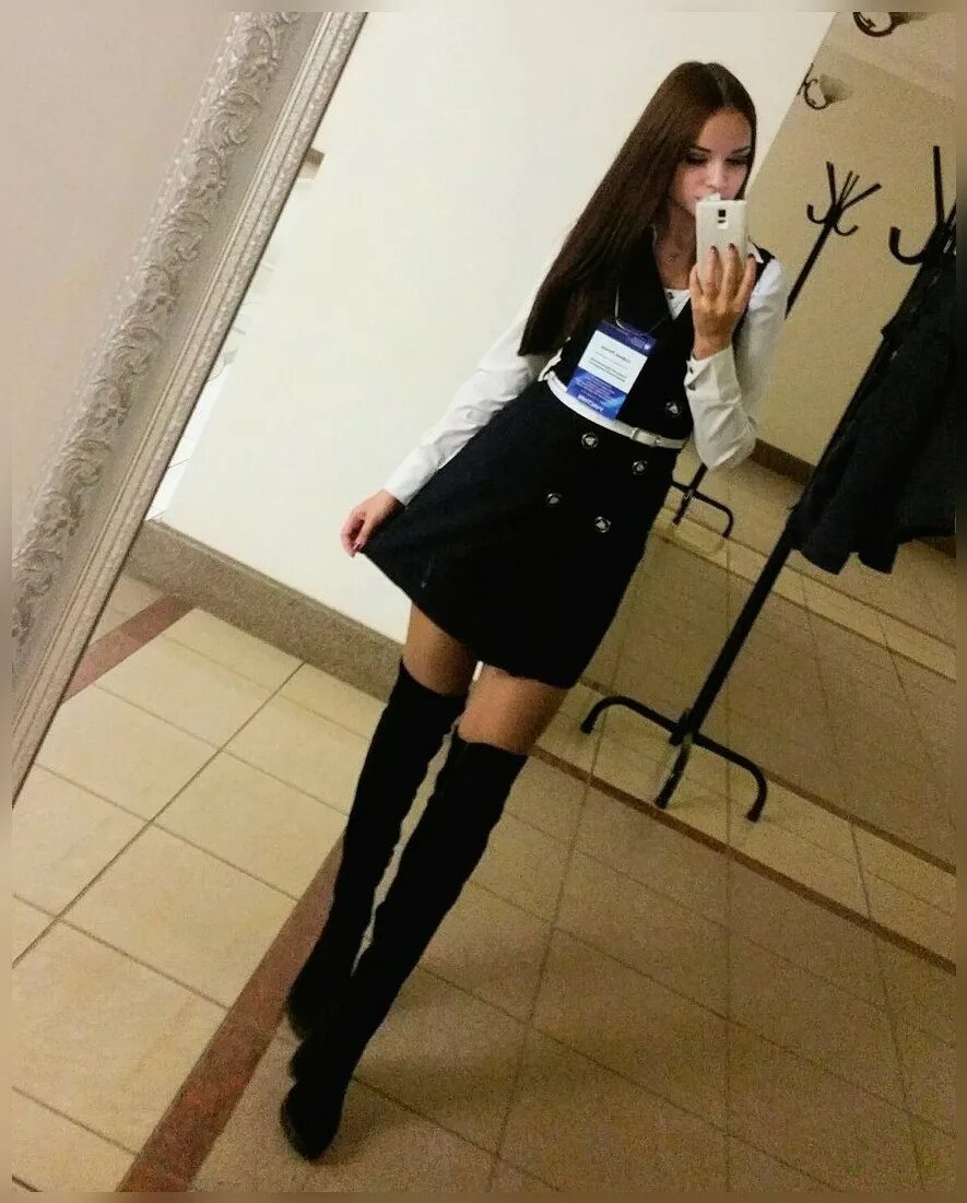 школьная одежда для подростков. девушки в юбках в школе. современные старшеклассницы. красивые выпускницы. покажи восьмиклассницу.