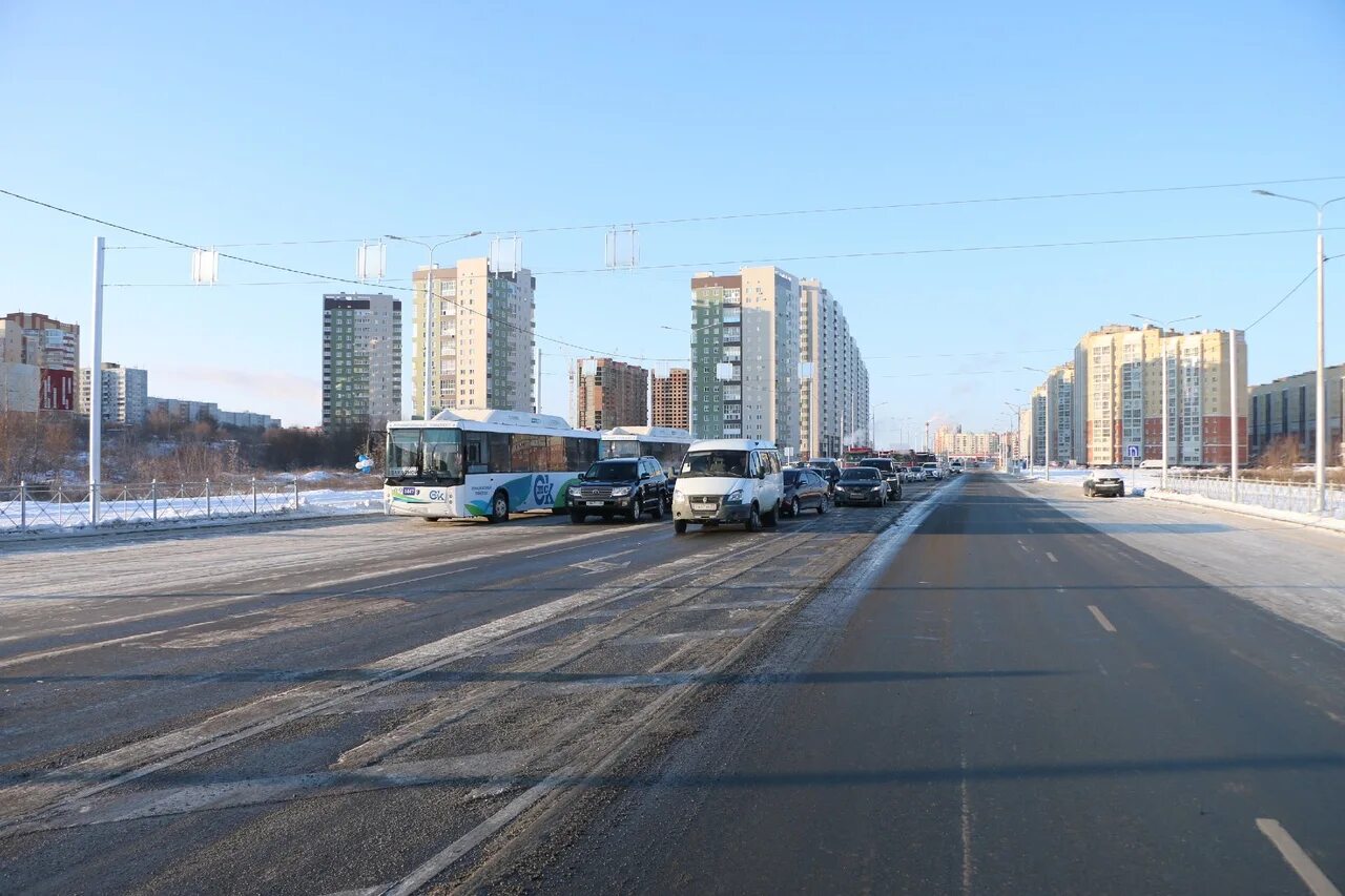 То им открыта дорога на. Мост 60 летия Победы Омск. Дорога на метромост Омск. Новая дорога на левом берегу Омск. Омск левый берег ул Лукашевича.