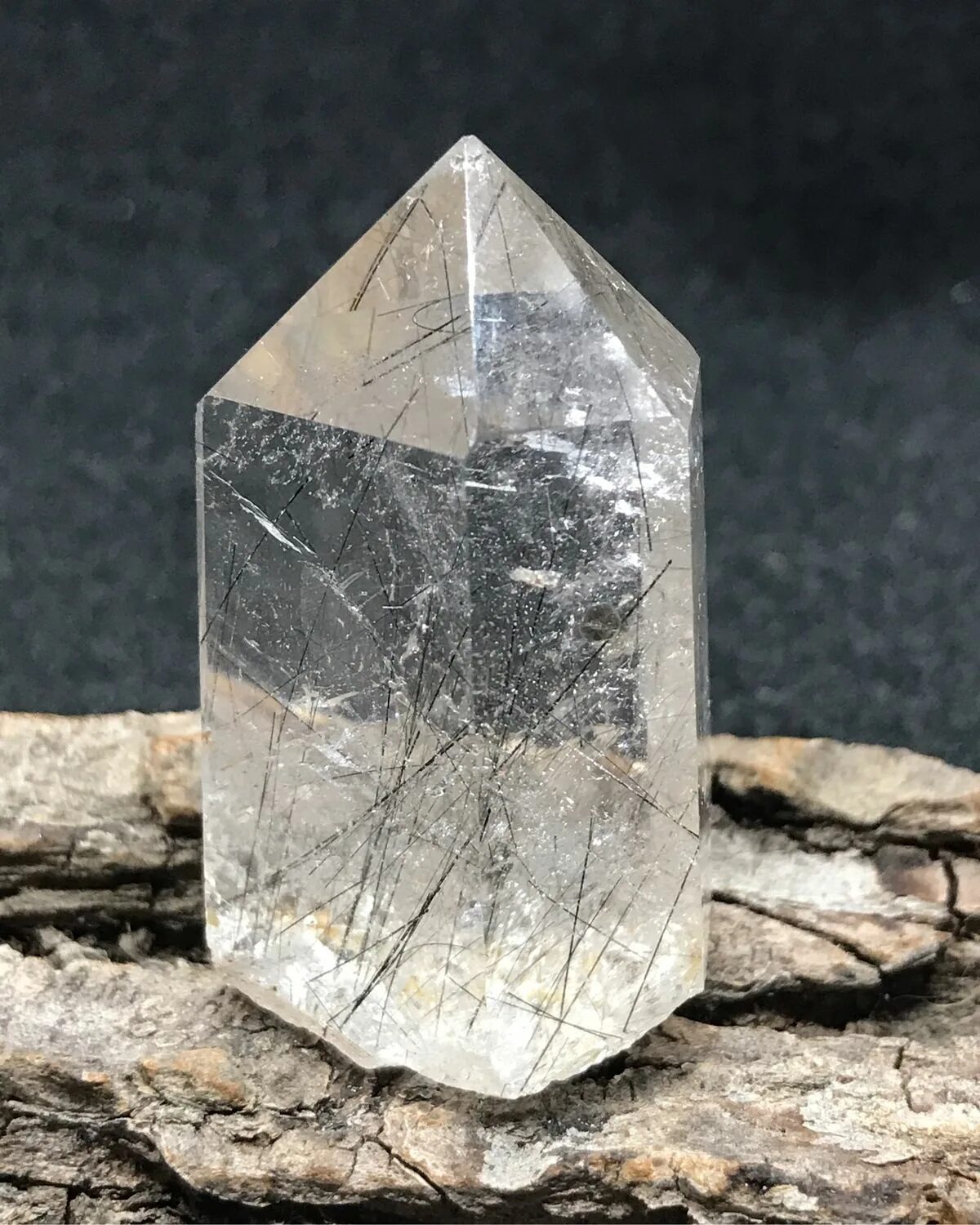 Quartz crystal. Кварц (горный хрусталь). Горный хрусталь кварц кварц. Минералы кварц горный хрусталь. Чистый кварц горный хрусталь.