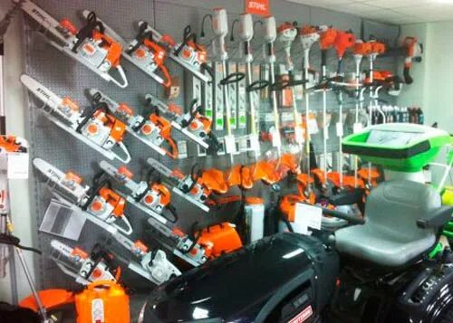 Магазин садовой техники адреса. Бензопилы витрина. Магазин триммеров. Витрина для триммеров. Витрина для бензотриммеров.