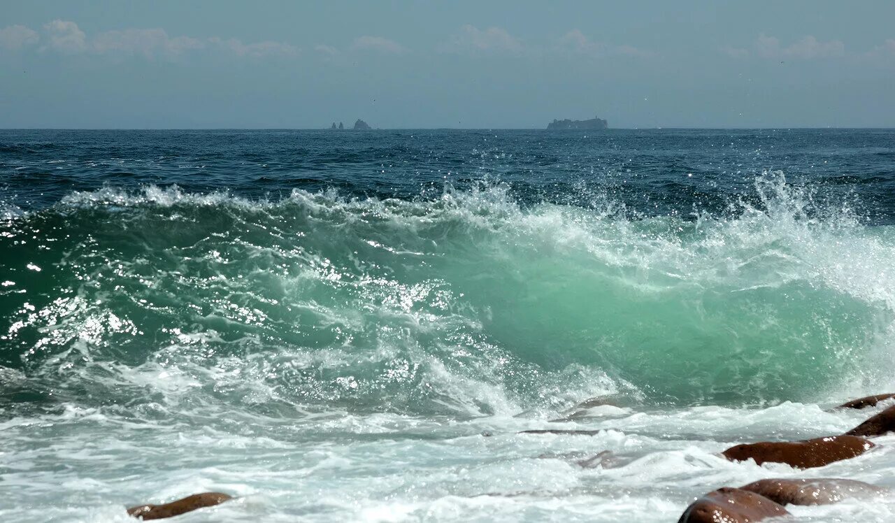 Волнительно или волнующе. Море волнуется. Море, волны. Огромные волны. Взволнованное море.