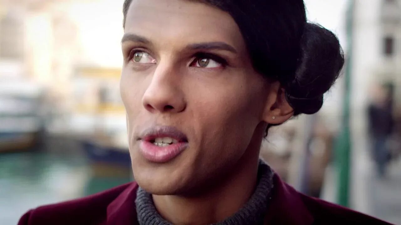 Стромае Рандеву. Stromae tous les mêmes костюм. Рандеву Stromae. Стромае клипы.