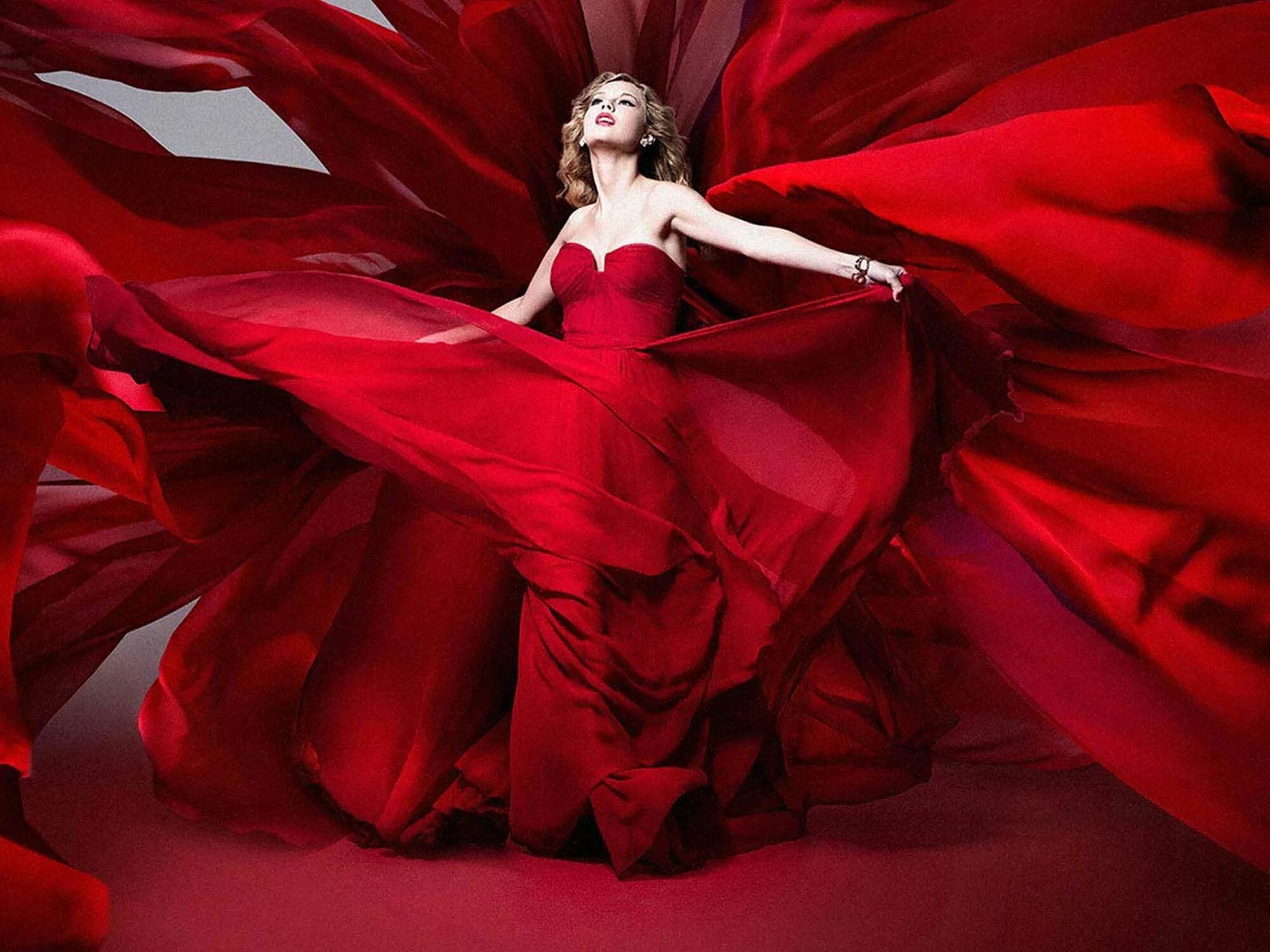 Слушать леди в красном. Леди ин ред. Lady in Red фотосессия. Фотосессия с красным светом. Фотосессии с красными кубами.