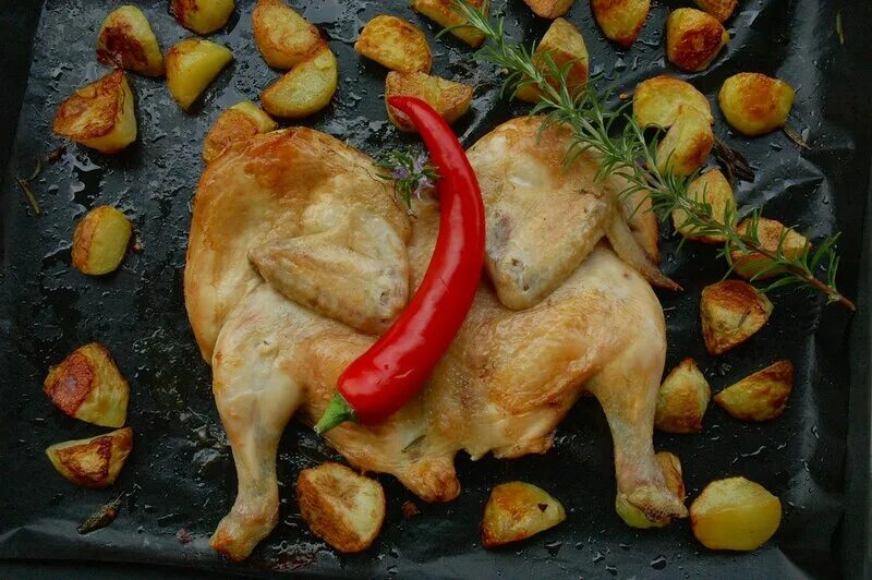 Курица с красным перцем. Целая курица с красным перцем. Желтый цыпленок блюда. Курица с красным перцем грабли. Цыпленок в Красном перце.