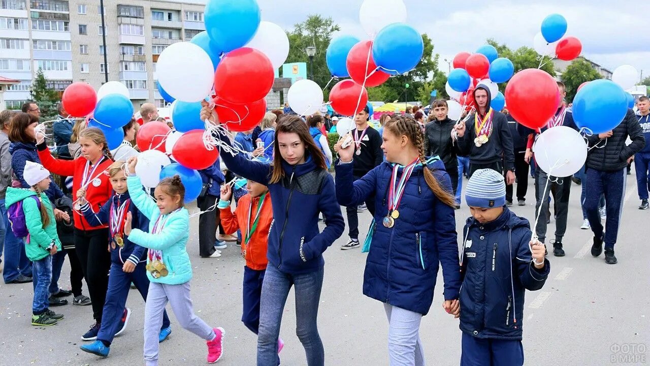 Празд. Дети с шарами Россия. Дети с флагами и шарами. Дети идут на праздник. Дети с шарами флаг России.