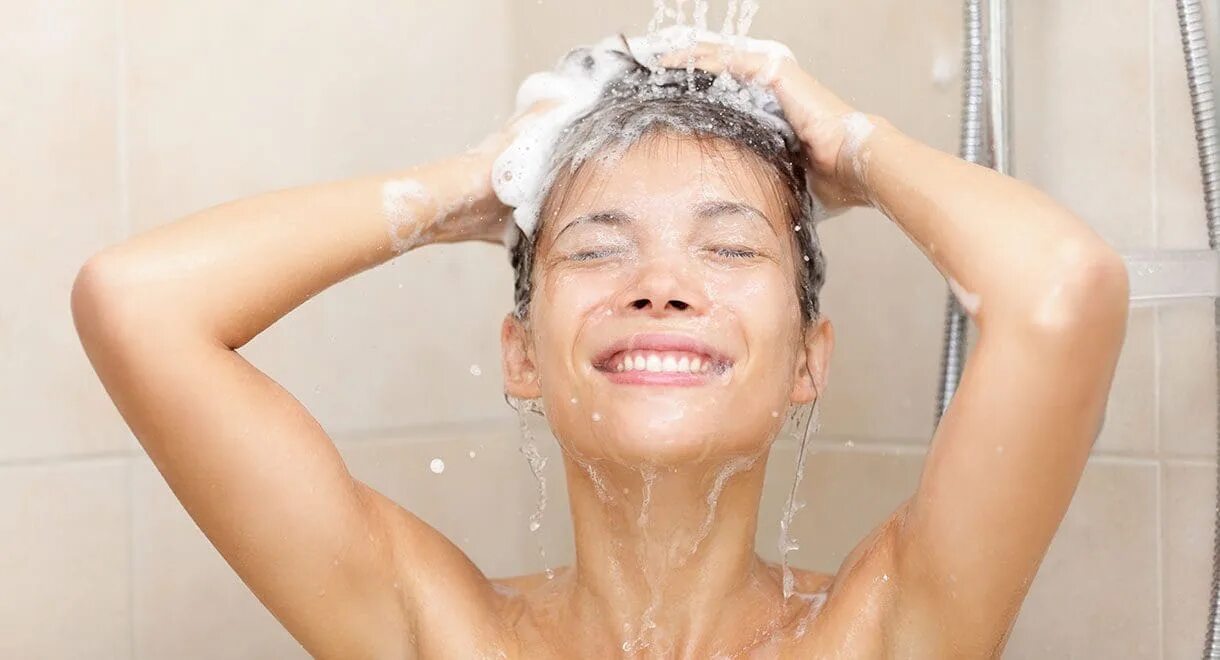 Корова мытья шампунем. After shower body routine -. Shower fat. Корова мытья шампунем. Человек в душе.