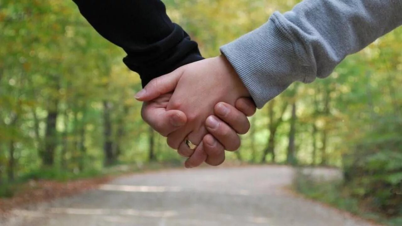 Подает руку. Ser tam eli eli. Переплетенные руки. Рука в руке. Две руки.