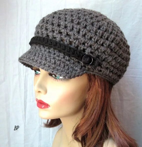 Шапка с козырьком спицами. Вязаная кепка с козырьком. вязаная кепка с козырьком женская крючком. кепи крючком для женщин. шапка с козырьком крючком.