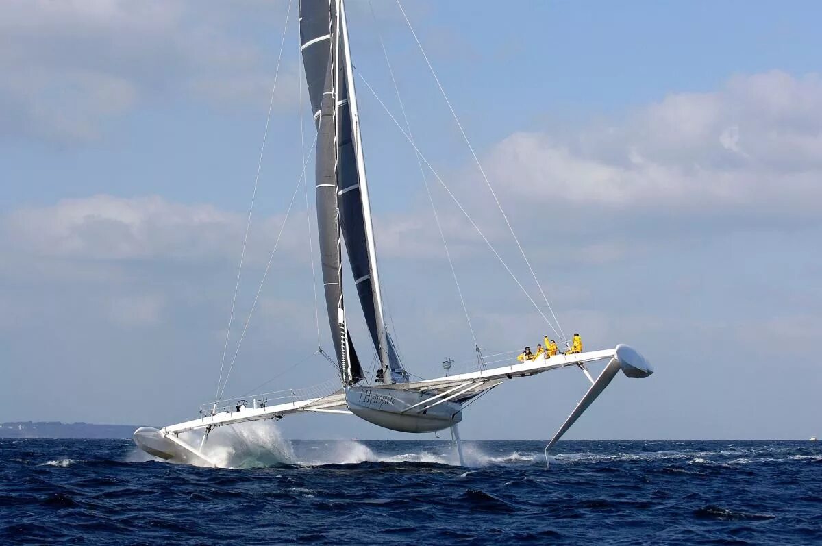 Яхта. Бискайский залив волны убийцы. Парусная яхта тримаран. Hydroptere яхта. Регата яхтсмены шторм.