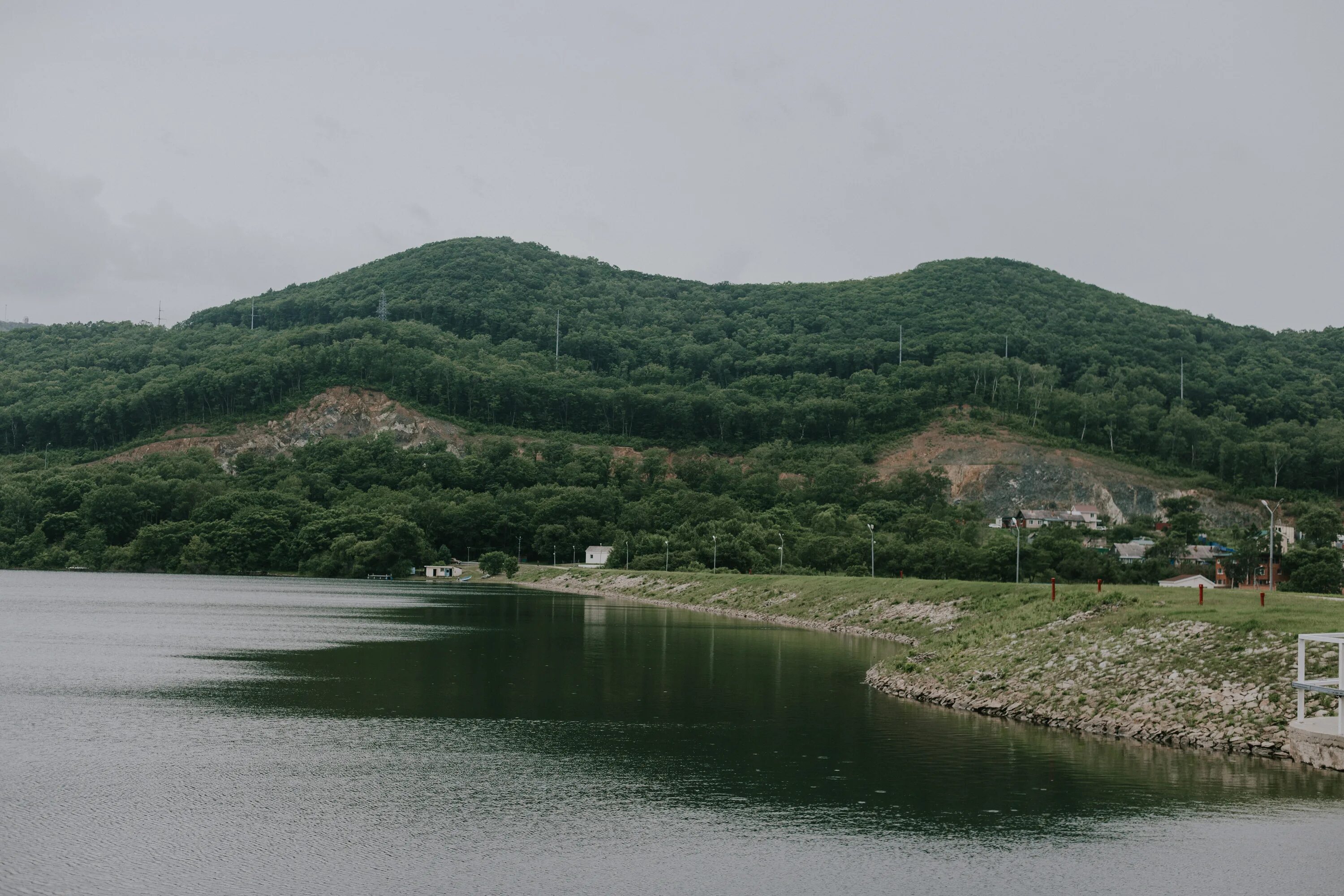 Многоудобное приморский край. Кучелиново Приморский край водохранилище. Берестовецкое водохранилище Приморский край. Многоудобное водохранилище Приморский край. Озеро Артемовское Многоудобное Приморский край.