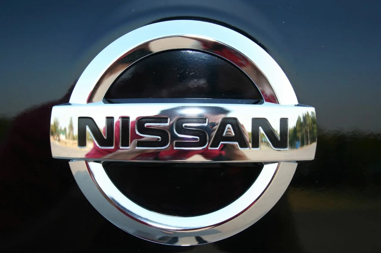Логотип ниссан санни 2003. Значок автомобиля ниссан. Красная надпись nissan. Новый логотип ниссан. Как пишется ниссан.