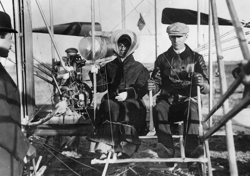 Первые the first. Братья уилбер и орвилл райт. братья райт первый полет. wright brothers летчик. первый полет на самолете 1903.