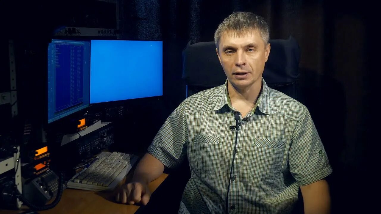 Игонин радиолюбитель. Рабочее место радиолюбителя. Радиолюбители молдовы. Аппаратура радиохулиганов. Радиолюбитель игонин.
