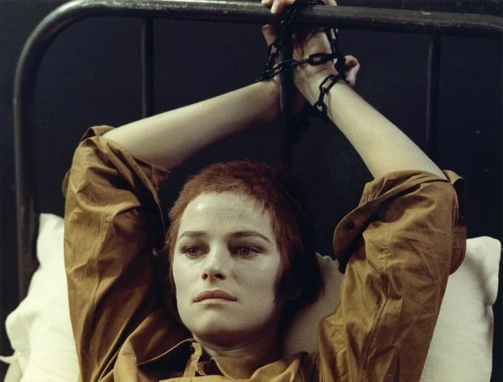 ночной портье фильм 1974. ночной портье (the night porter) 1974. шарлотта рэмплинг в фильме ночной портье. ночной портье фильм 1974. ночной портье кавани.