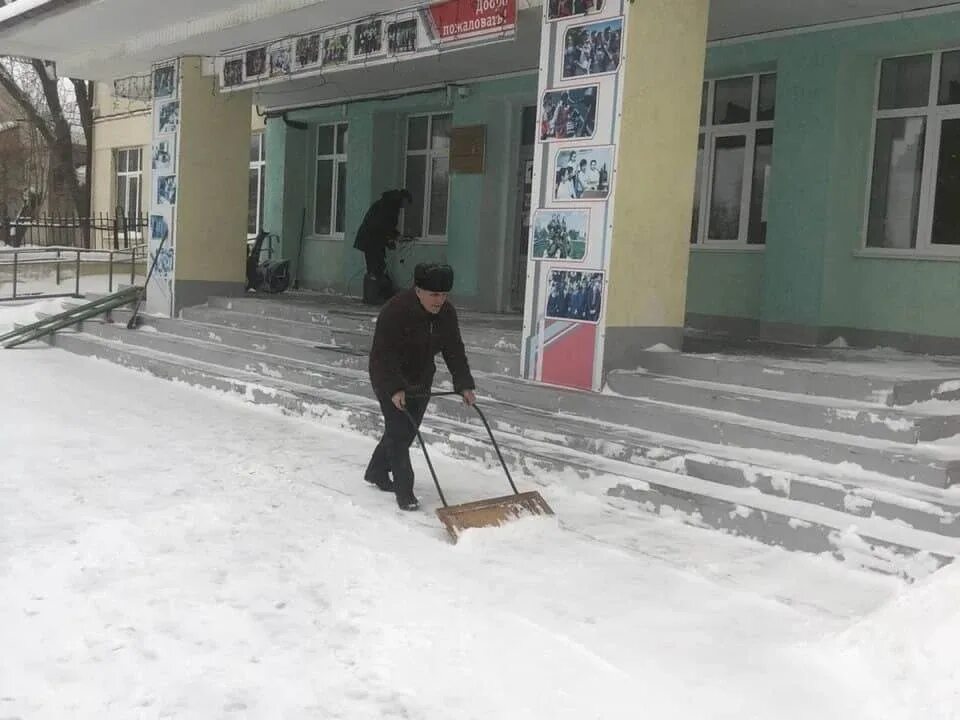 Школа 90 Саратов. Снег возле школы. Снежное ремонт школы. Школьный выход со снегом.