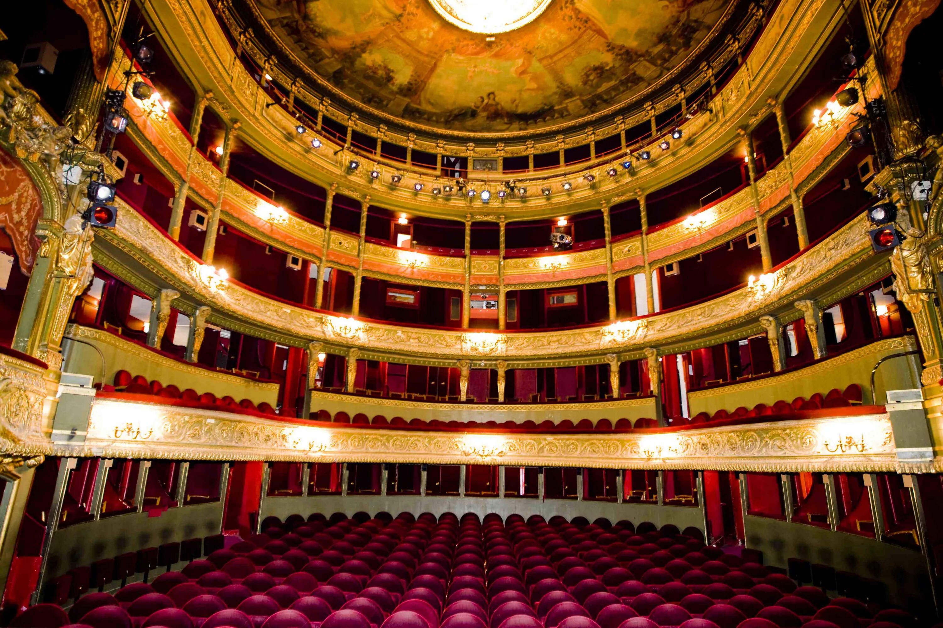 Современный театр это. Théâtre du gymnase Marie Bell Париж. Виды современного театра. Театр картинки. Театр в наше время.