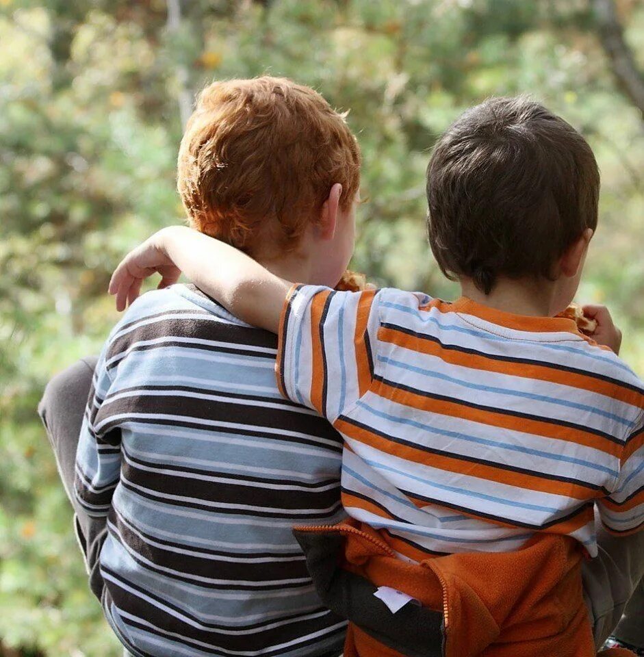 Childhood best friends. Друзья мальчики. Дружба мальчиков. Друзья обнимаются. Два мальчика.