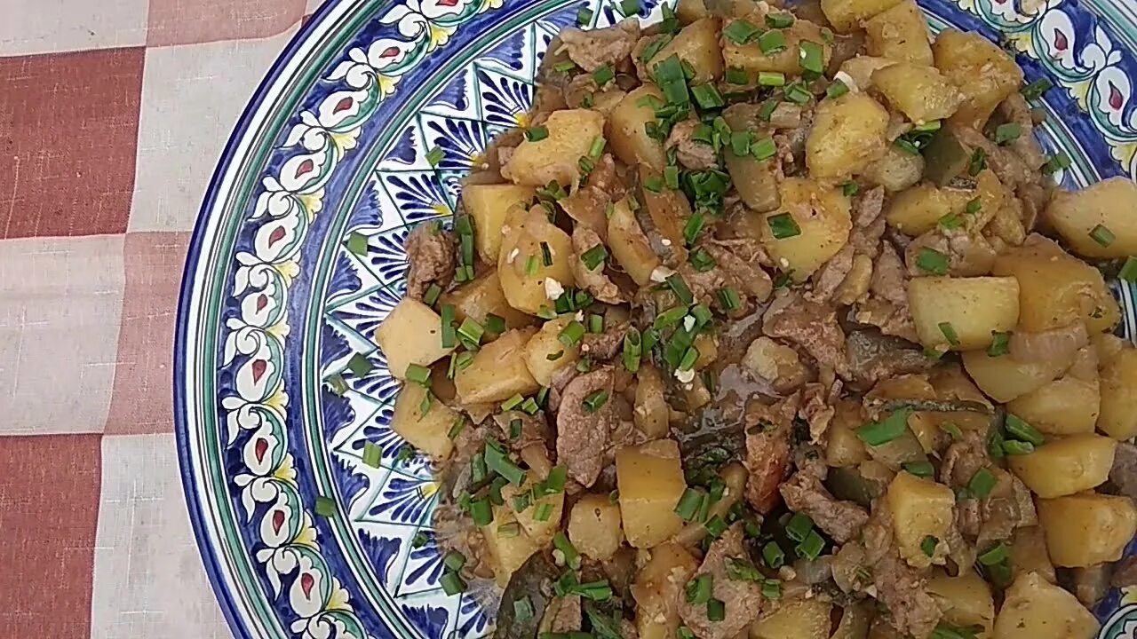 Блюда из мяса на костре. Азу по татарски. Азу на костре. Азу на костре. Азу в казане на костре.