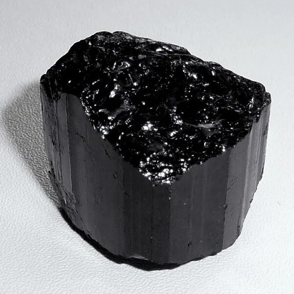 Самый черный минерал. Турмалин шерл. Камень шерл черный. Габитус шерла. Чёрный турмалин камень.