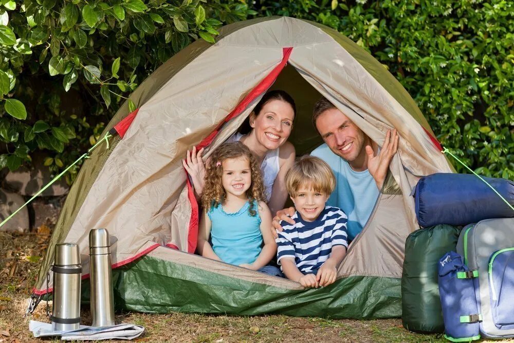 Child camping. Поход всей семьей. Дети в палатке на природе. Счастливая семья в палатке. Семья в походе.